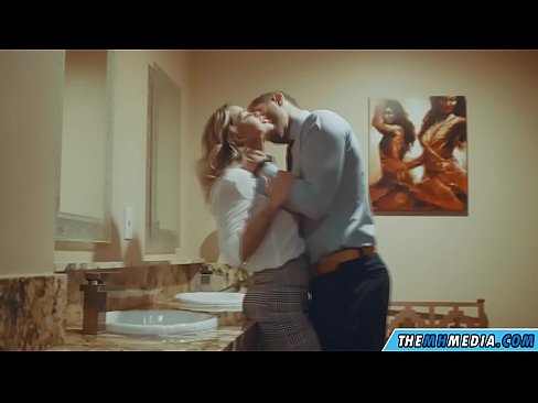 ❤️ Meta blonda busty seduces f'kamra tal-banju pubbliku ️  Sess f'mt.josporn-com.ru ❌